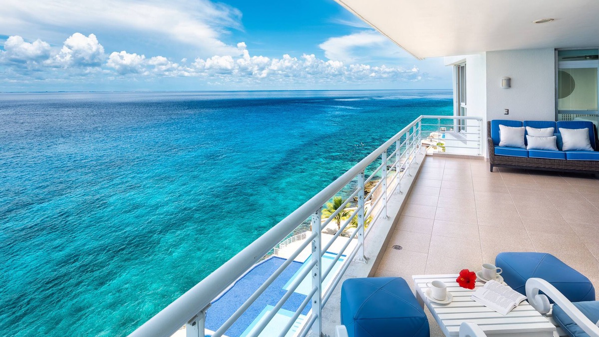 Zona Hotelera Norte Condo | Stunning 7th floor condo, Excellent Snorkeling, Fantastic Oceanfront terrace!