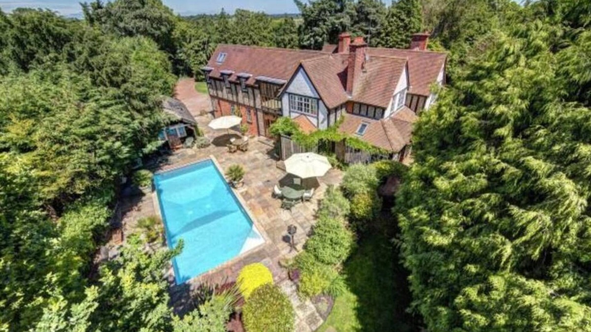 Drayton House | Stunning 8 bed property with pool! Pet friendly! Easy routes to london!
