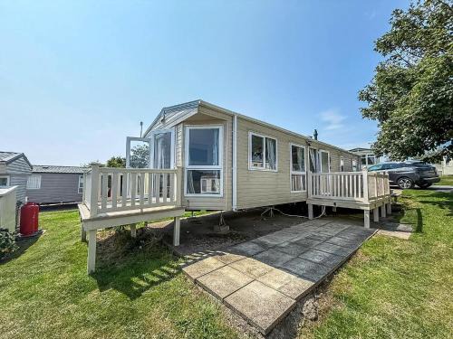 Winestead Boat Rental | Stunning 8 Berth Caravan With Decking And Unlimited Wi-Fi, Ref 71012P