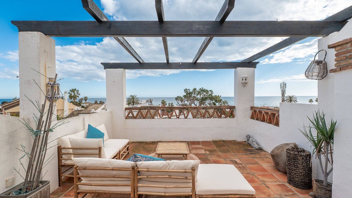 Urbanizacion Costabella House | Stunning andaluzian 3 bedroom house with sea views — 60 meters from the beach