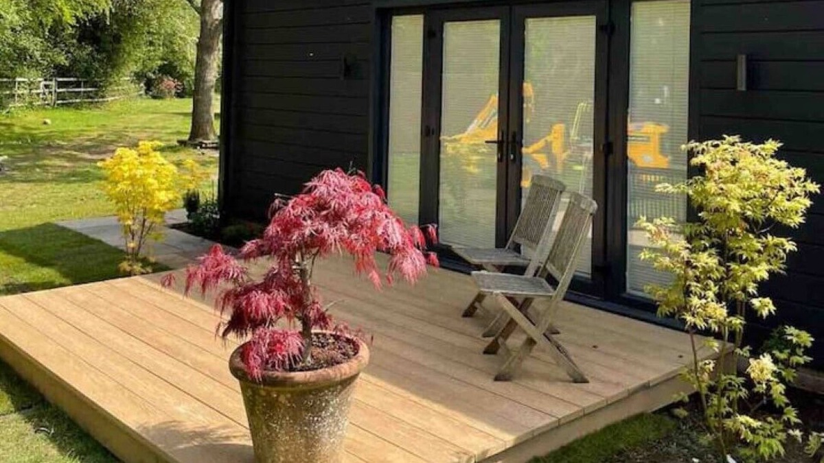 Wickham Apartment | Stunning apartment with private garden & garage