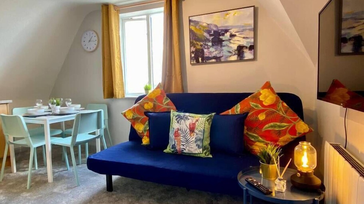 Westbourne Condo | Stunning Apartment - 5 minute walk to the beach!