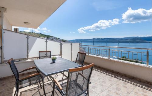 Komarna Apartment | Stunning Apartment In Komarna With Wifi