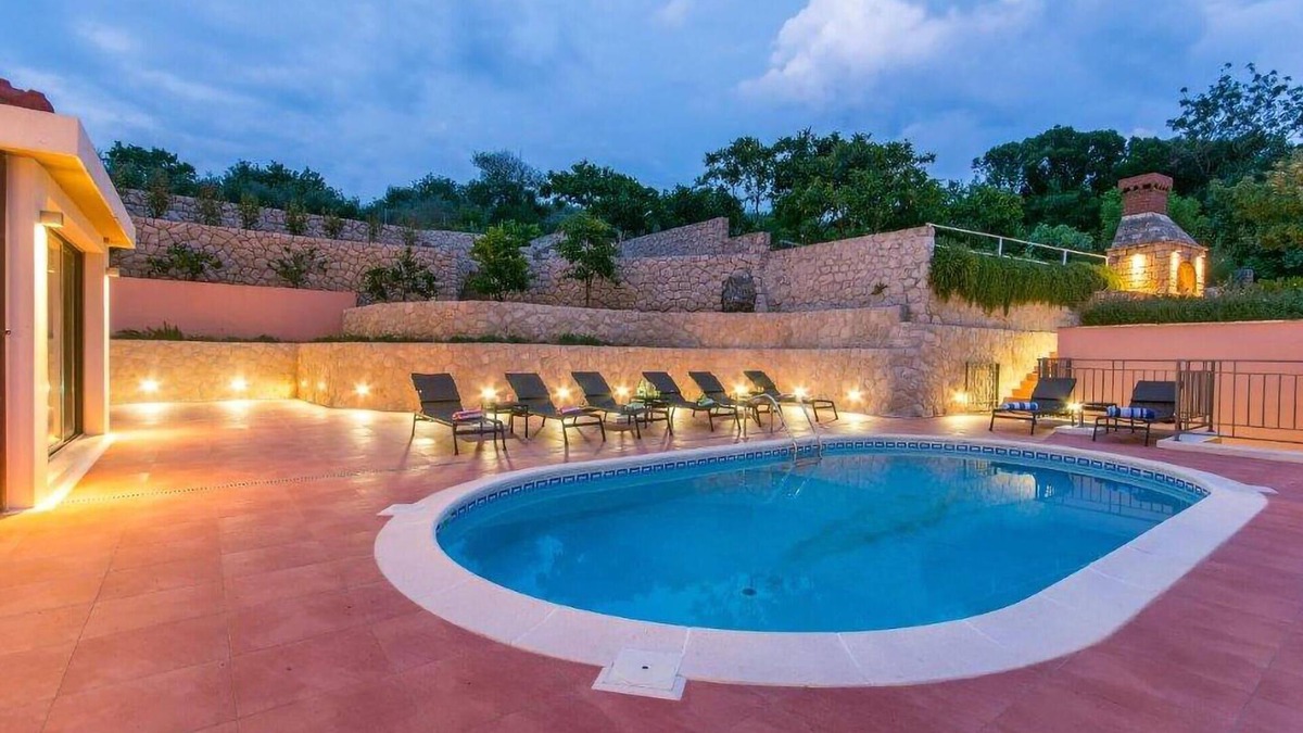 Molunat Apartment | Stunning apartment in Molunat with WiFi