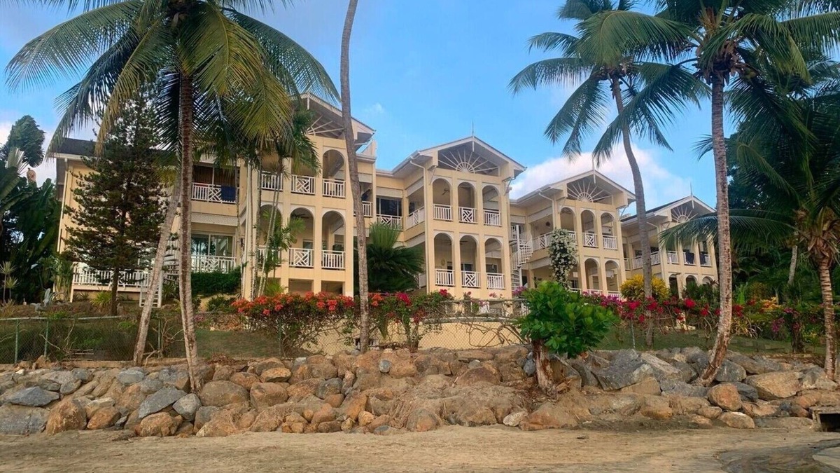 Black Rock Apartment | Stunning apartment on Grafton Beach with pool and direct access to beach