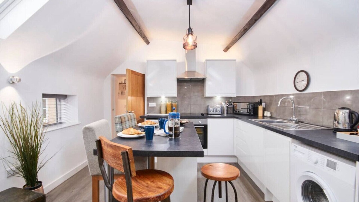 Kegworth Apartment | Stunning Apt: Fast Wifi, Gym Access, Near Airport