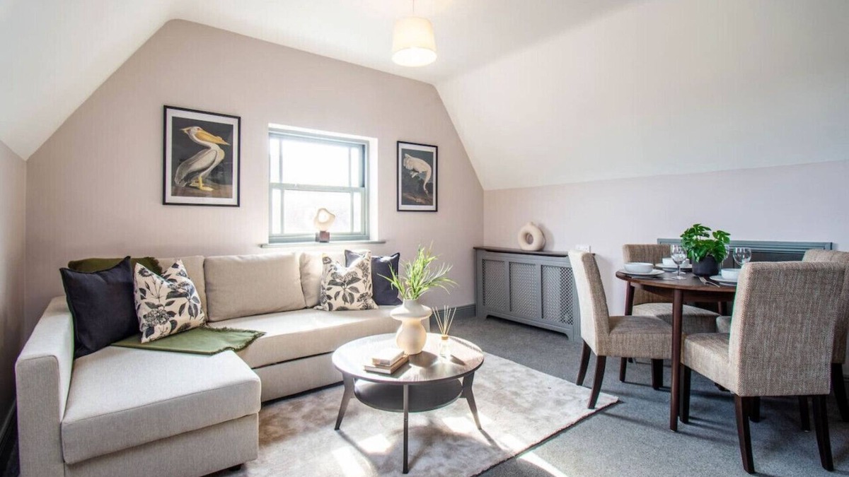 Yeovil Apartment | Stunning Apt: kitchen, parking & Free gym access