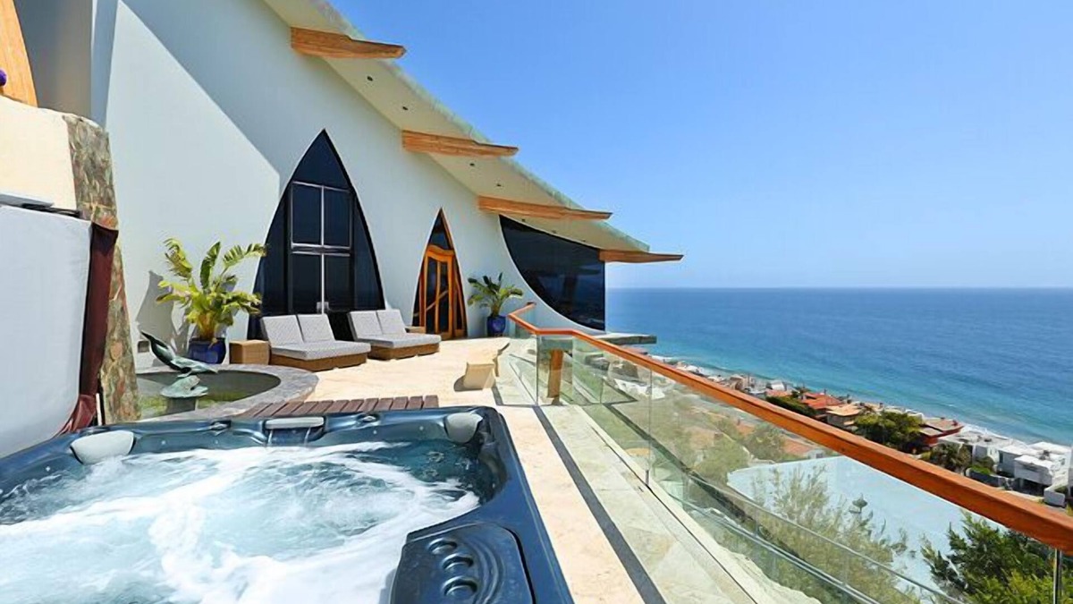 Eastern Malibu Villa | Stunning architectural home in ideal Malibu location