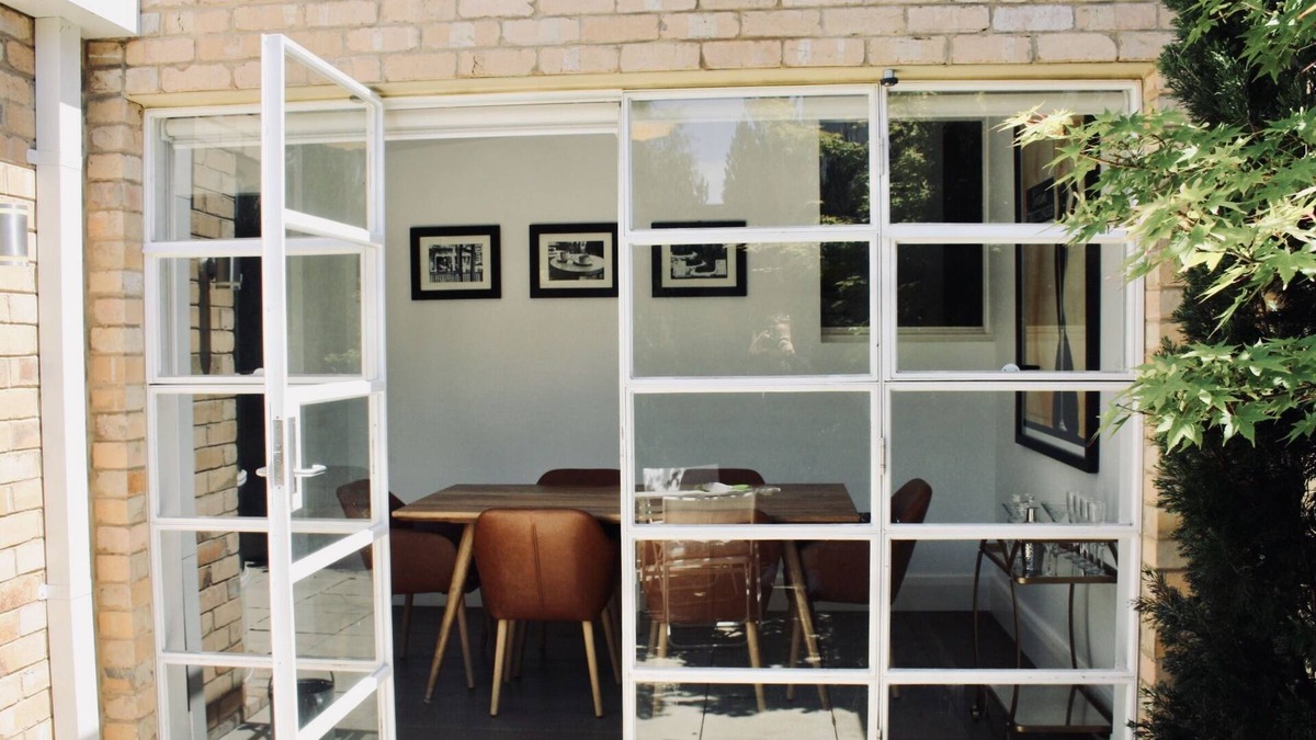 East Melbourne House | STUNNING ART DECO EAST MELBOURNE APARTMENT WITH PRIVATE COURTYARD
