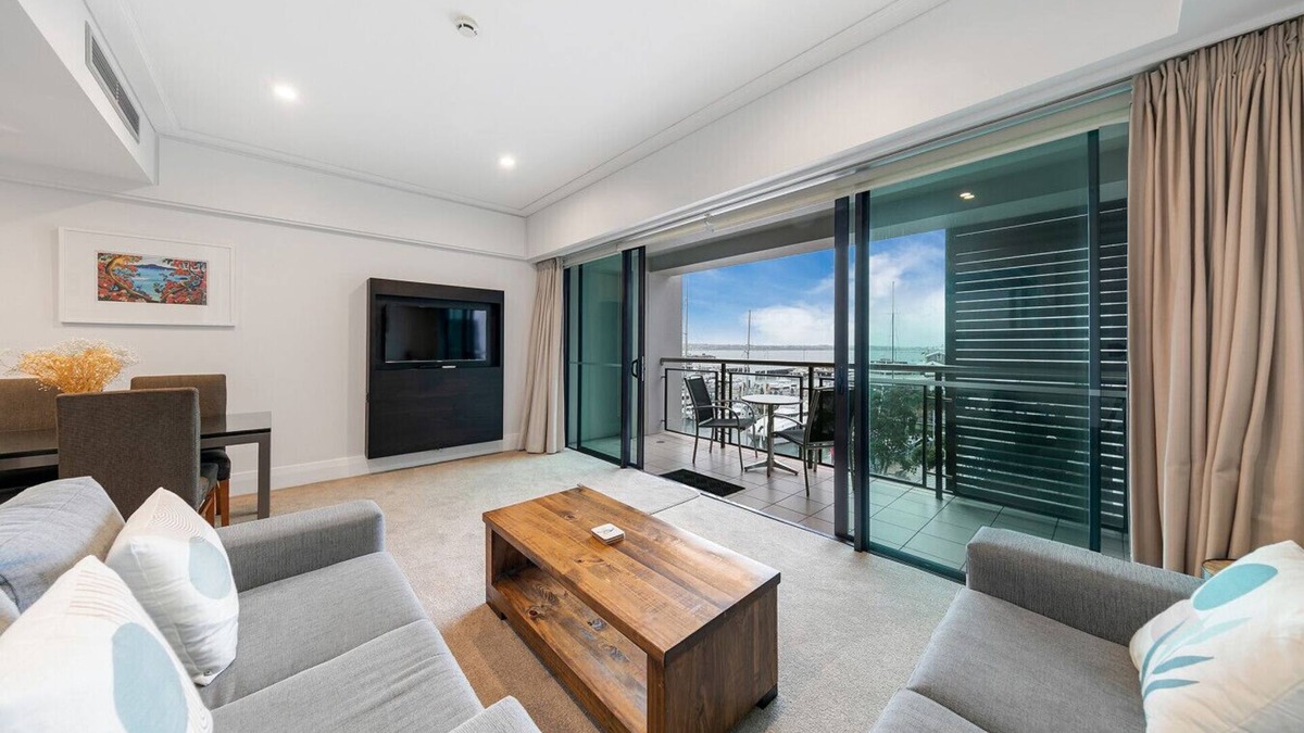 Auckland Central Business District Apartment | Stunning Auckland Harbour Views