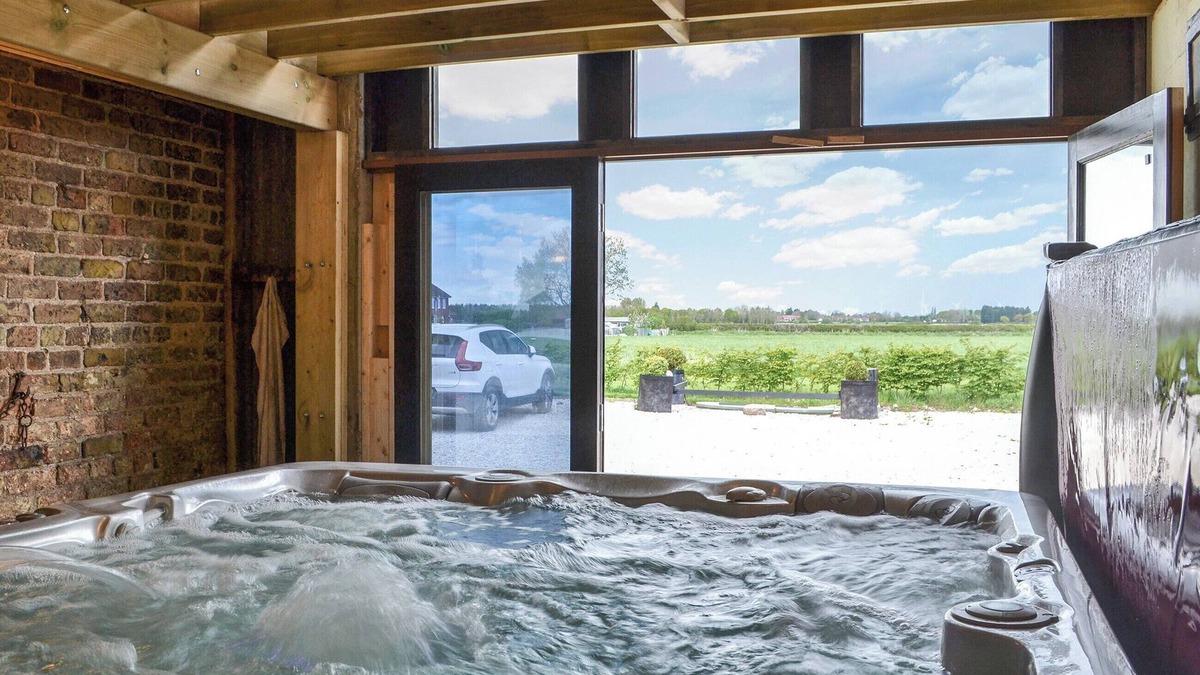 Tickton Cottage | Stunning barn conversion with hot tub.