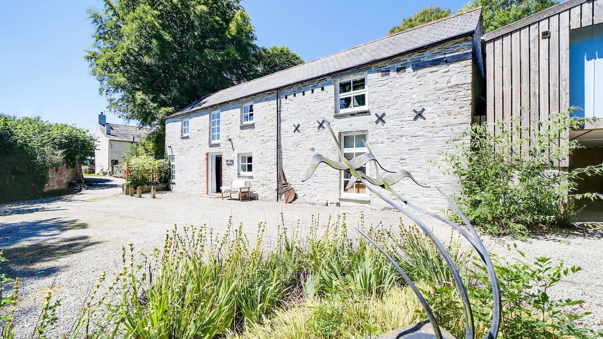 St Teath House | Stunning barn in an idyllic hamlet, sleeps 6 + dogs