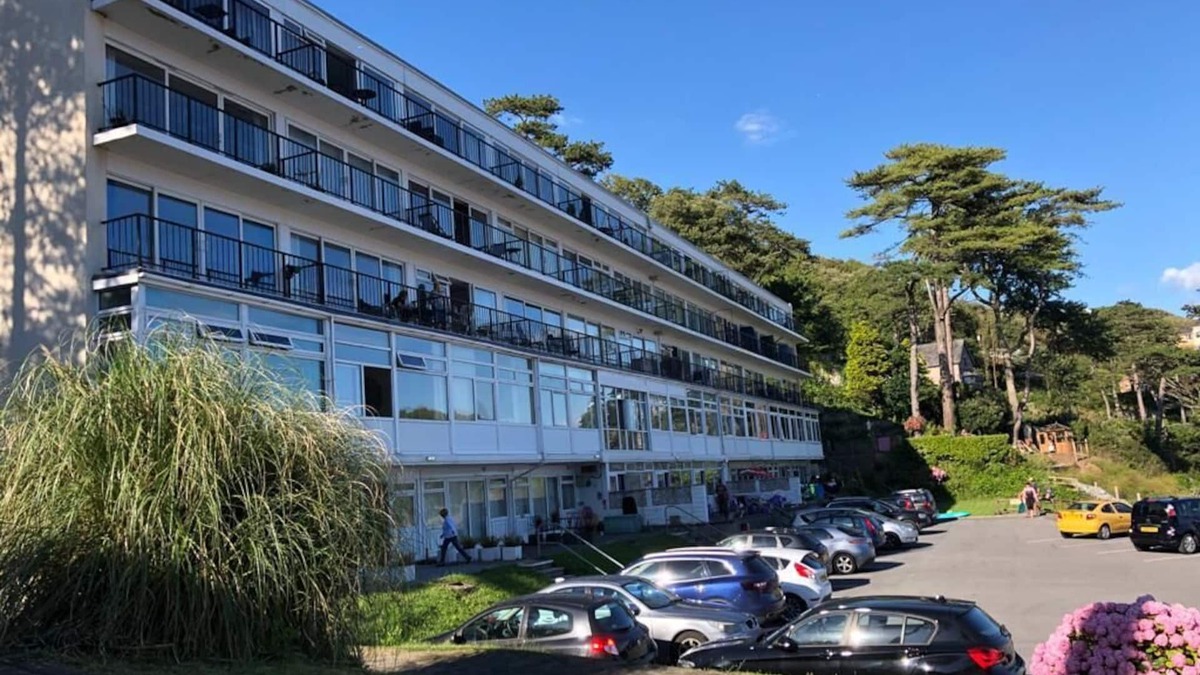 Bishopston Apartment | Stunning Beach front Apartment in Caswell Swansea