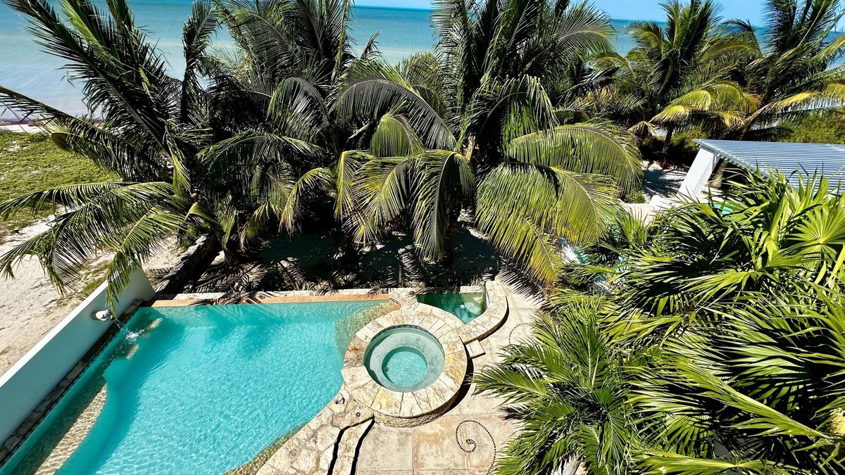 Telchac Puerto Villa | Stunning beachfront villa with wifi and infinity pool