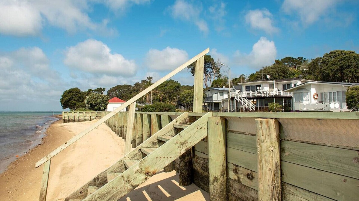 Grahams Beach House | Stunning beachfront Bach !