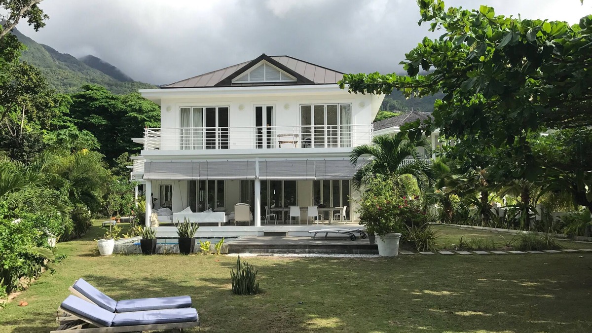 Beau Vallon Villa | Stunning beachfront gem