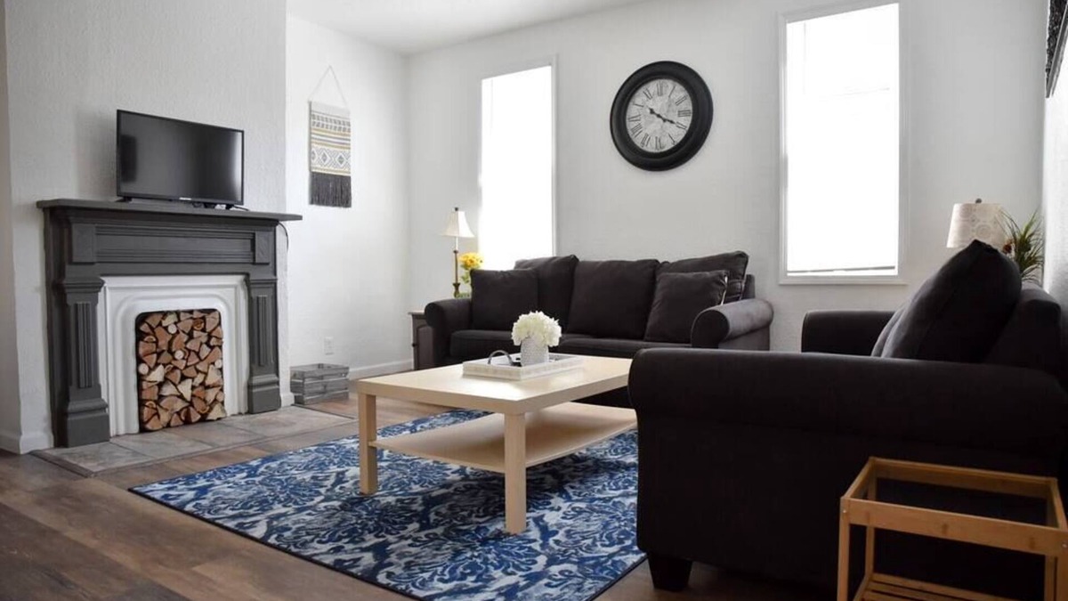 Crafton House | Stunning Big Home Near Downtown North Shore & More