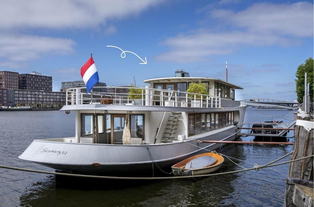 Eastern Docklands Boat Rental | Stunning boat with a view