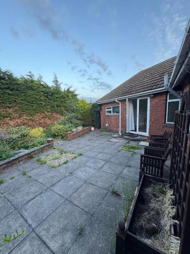 Moorhouse House | Stunning Bungalow In Rugby by Eason Stays, Ideal for Weekend Getaways & Business Travellers - Free Parking