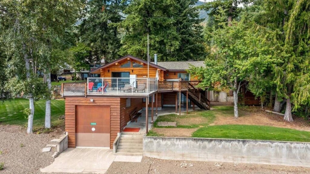 Anglemont Cabin | Stunning Cabin Lakeside on the Shuswap