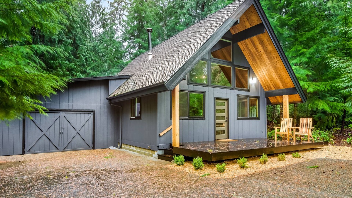 Union House | Stunning cabin near golf with cozy patio & game room with Ping Pong, board games