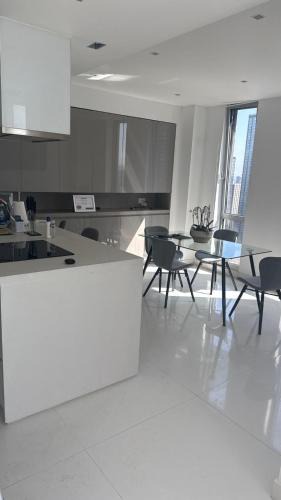 Canary Wharf Apartment | Stunning Canary Wharf apartment City view