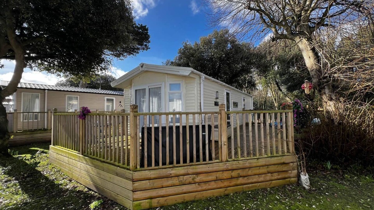 Corton House | Stunning caravan with decking at Azure Seas in Suffolk ref 32055AZ