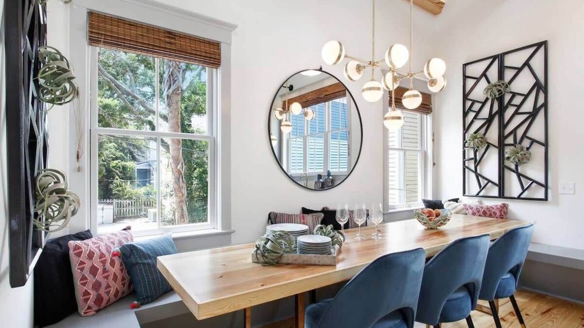 Dixon Park House | Stunning Carriage House | Heated Pool