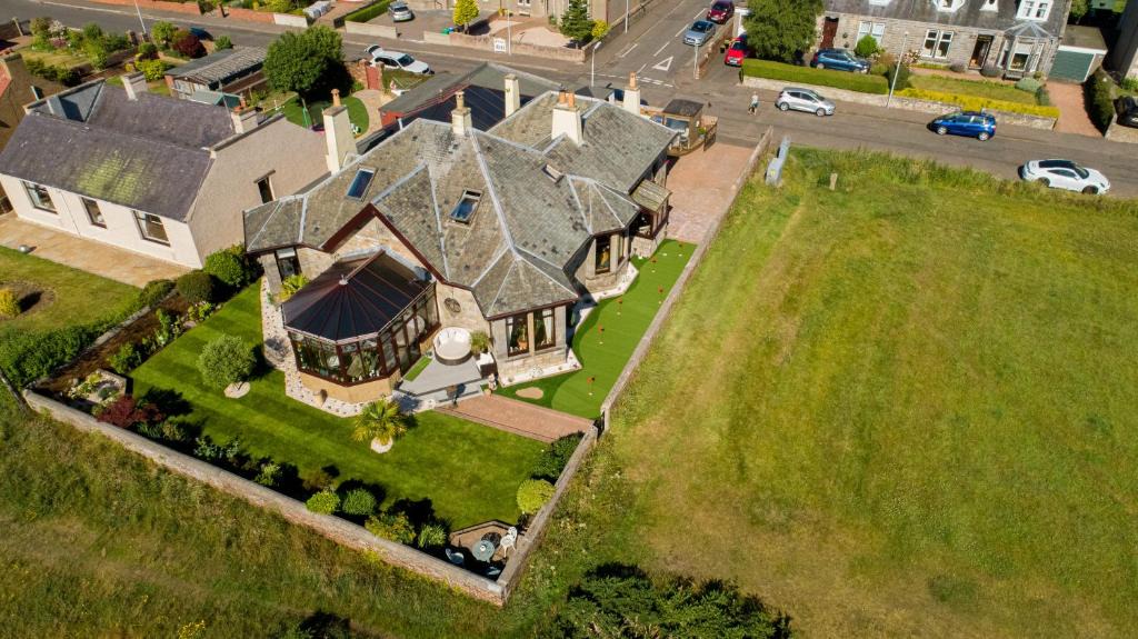 Leven Villa | Stunning Central Villa by Golf Course & Beach