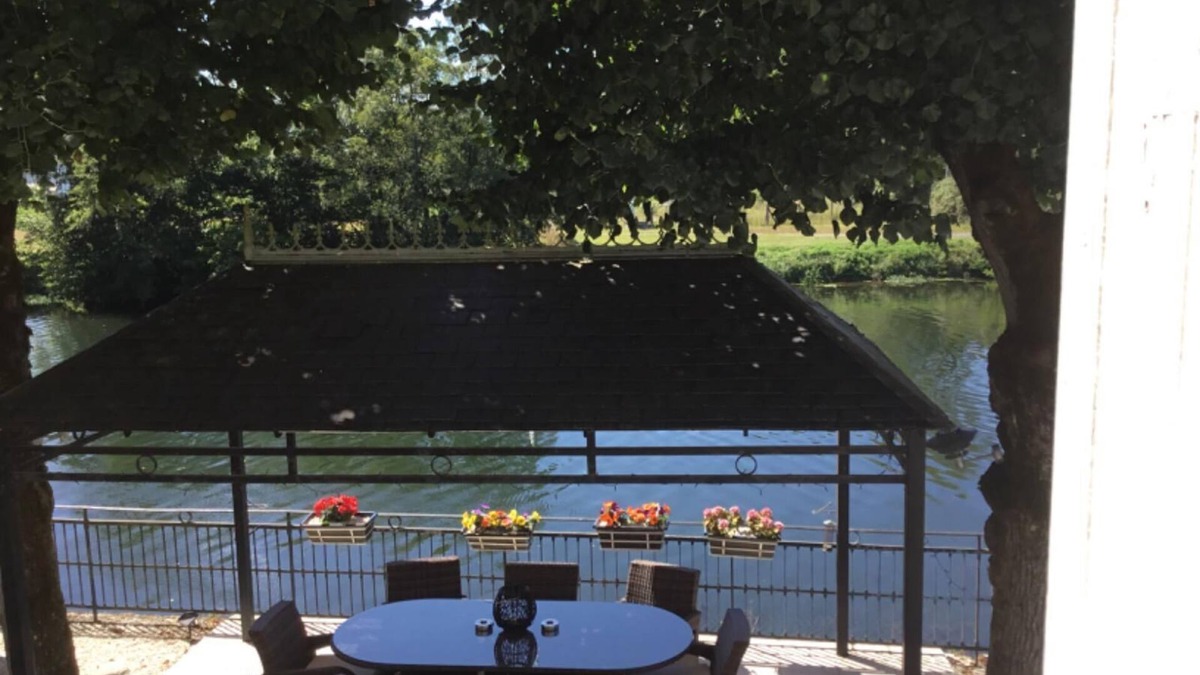 Leguillac-de-l'Auche Villa | Stunning Chateau on the river bank in Saint Astier