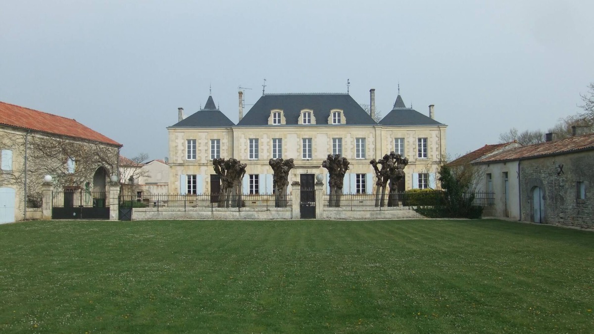 Aumagne House | Stunning Chateau with private pool, huge garden, games room and kids play area!