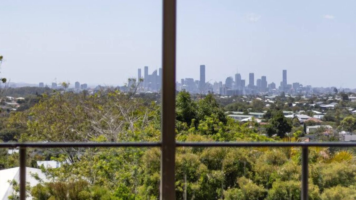 Holland Park West House | Stunning CityView 5BR w/Balcony near Malls/Uni/CBD