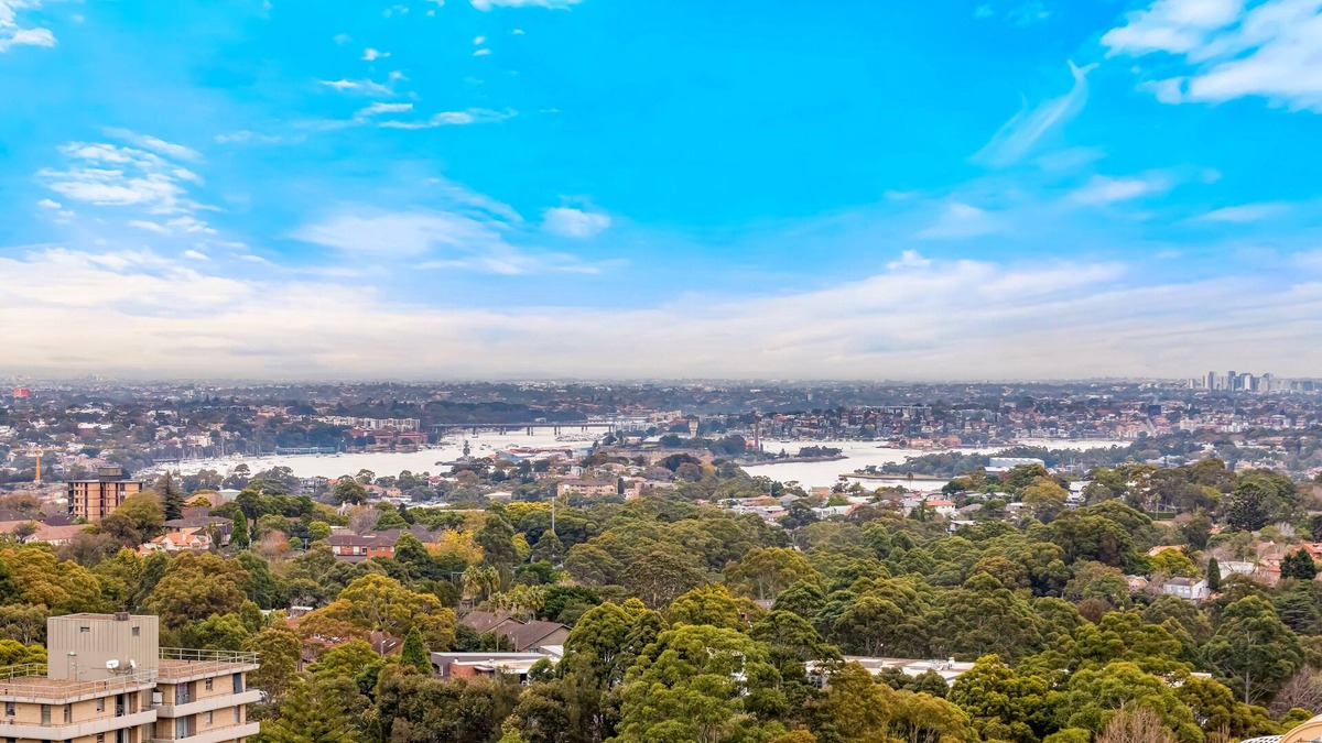 St. Leonards Apartment | Stunning City and Water View Apartment