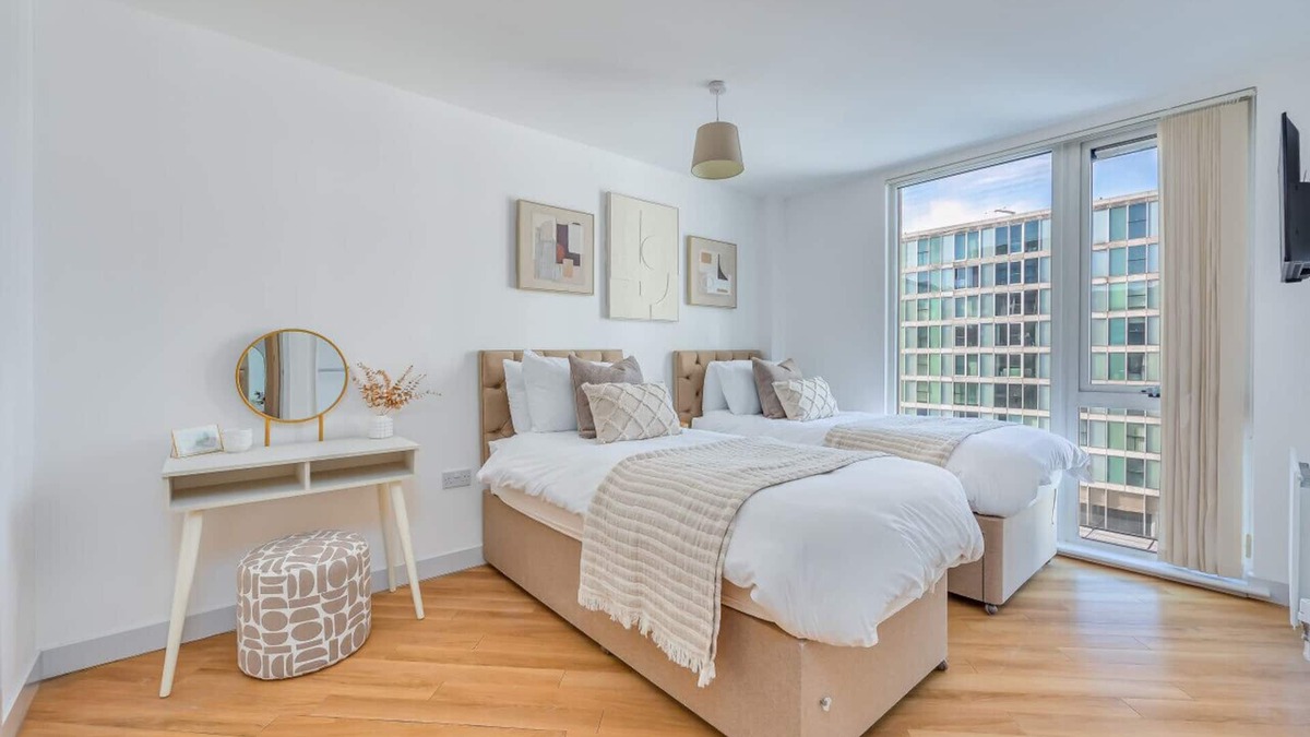Central Milton Keynes Apartment | Stunning City Centre Apartment Balcony Free Parking Fast Wifi
