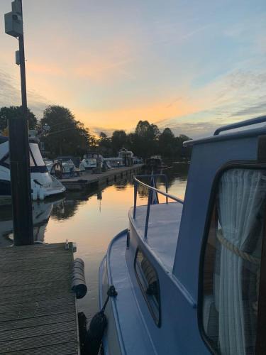 Bourne End Boat Rental | Stunning Classic Dutch Barge near Henley & Marlow