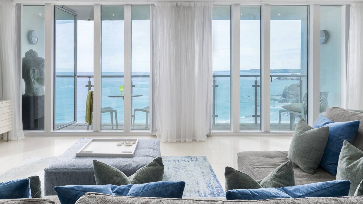 Newquay City Centre Apartment | Stunning cliff top apartment with breathtaking "WOW" sea views overlooking beach