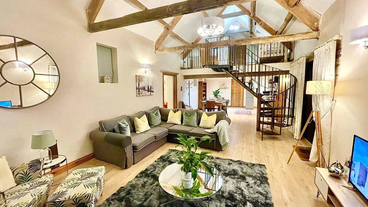 Monkswood Other | Stunning Coach House, Fast Wi-Fi, Hampers, Massage, Hot Tub and dogs welcome!