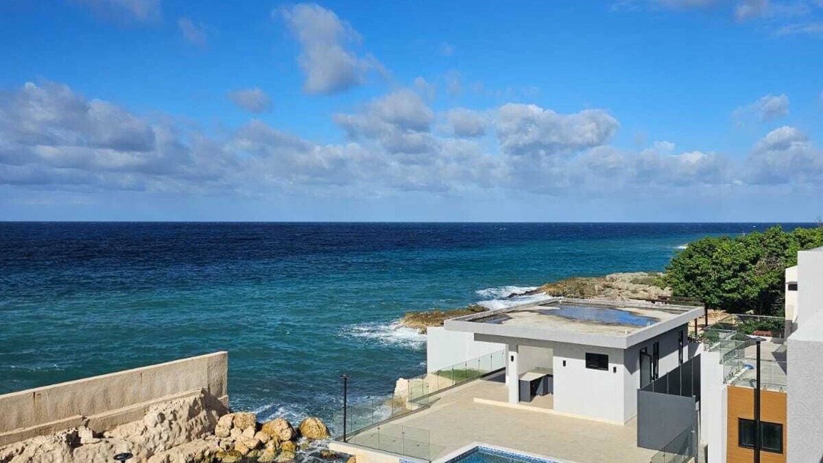 Discovery Bay Villa | Stunning Coastal 3-bedroom villa with pool and private beach, WiFi and AC