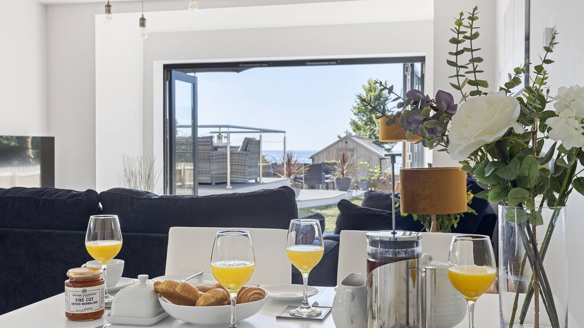 Torquay Apartment | Stunning Coastal Apartment in south Devon with Sea Views & Garden