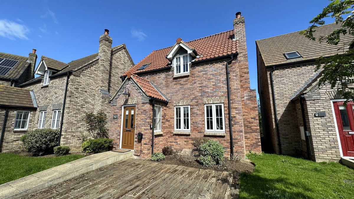 Filey Apartment | Stunning Coastal Cottage - Sleeping 5 in 2 Bedrooms - Pool and Beach Access Included.