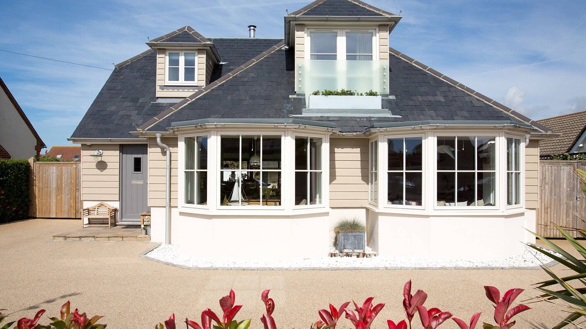 East Wittering House | Stunning Coastal home only 2min walk to Beach at Wittering, 10min walk to shops