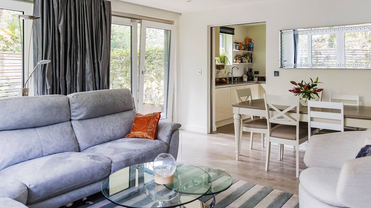 Mortlake Apartment | Stunning contemporary bright and modern spacious one bedroom garden flat