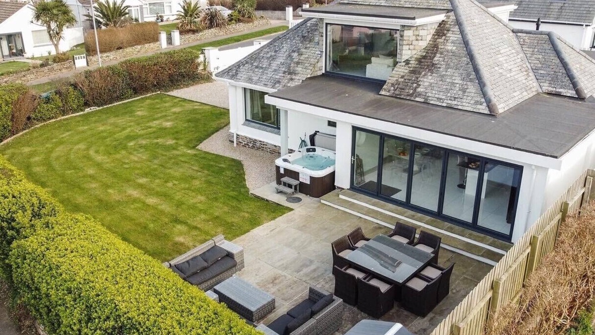 Newquay House | STUNNING CONTEMPORARY COASTAL HOLIDAY HOME WITH HOT TUB, SEA VIEWS AND PARKING