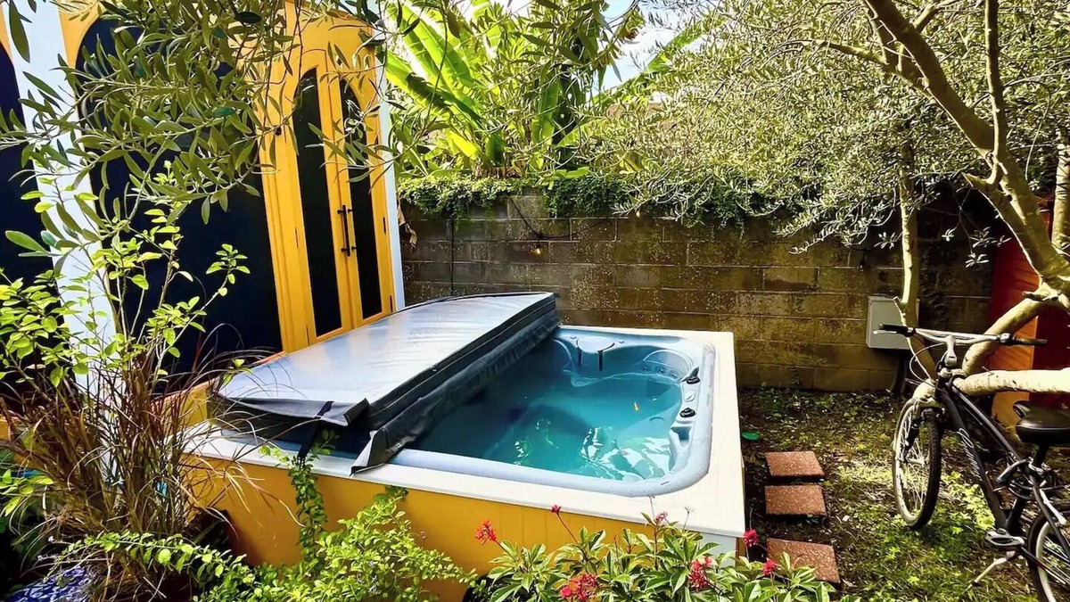 Bywater House | Stunning Converted Victorian Church: Garden, HotTub, 3-bedroom, WiFi, AC