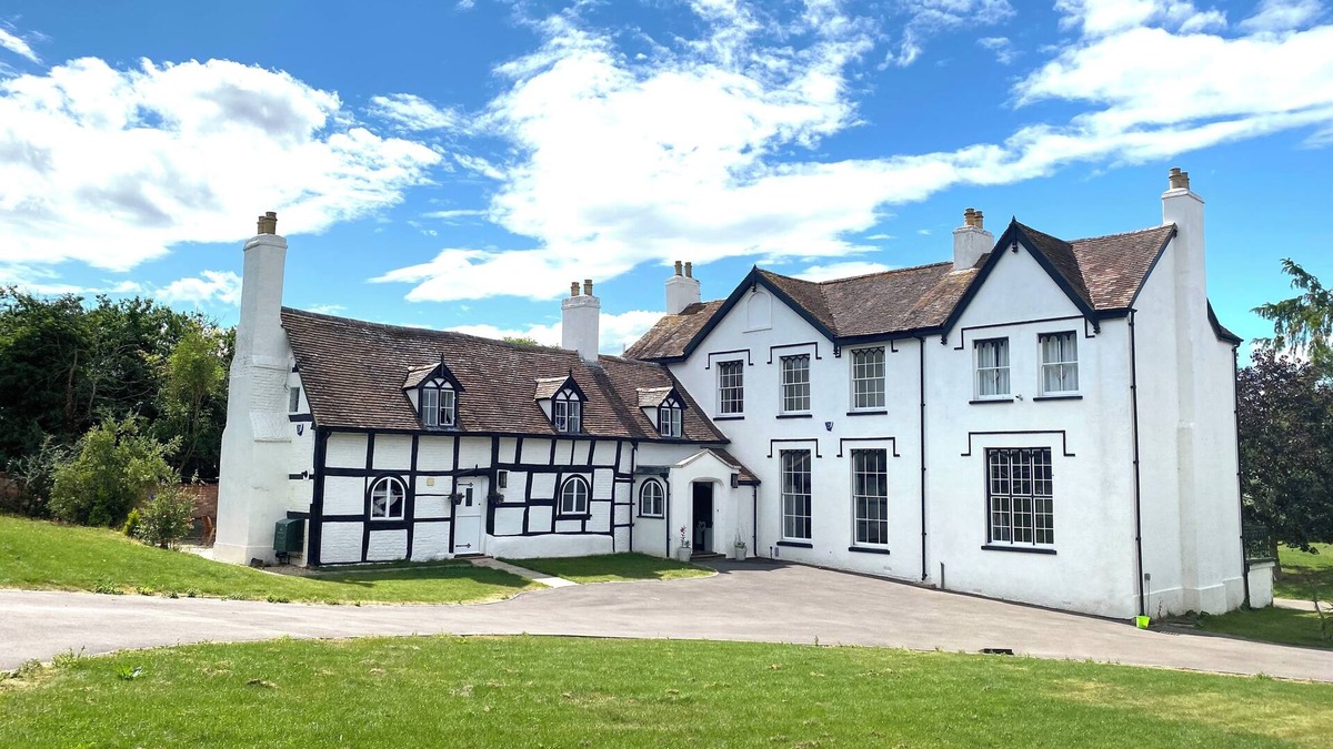 Northway House | Stunning cotswold, period country house, hot tub, great for extended family