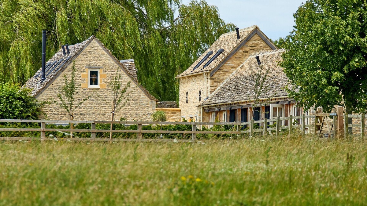 Ampney Crucis House | Stunning Cotswold Barns Sleeps 10 Near BiburynAmpneyfield Barns