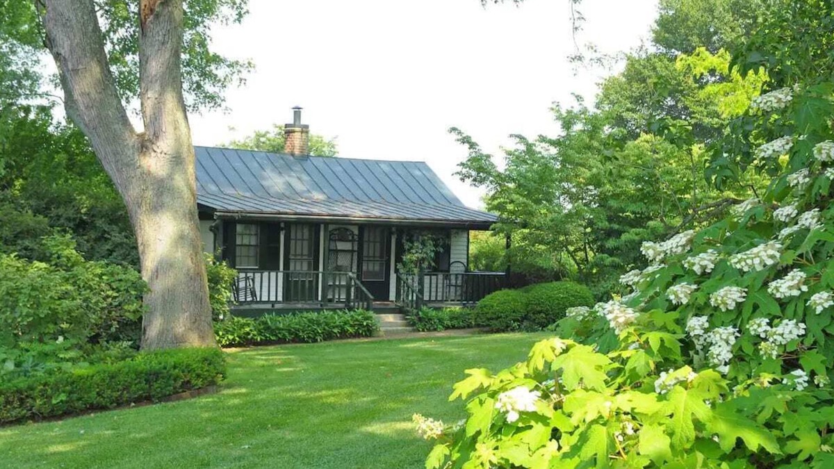 Prospect Apartment | Stunning Cottage in Famous KY Garden | Sleeps 2