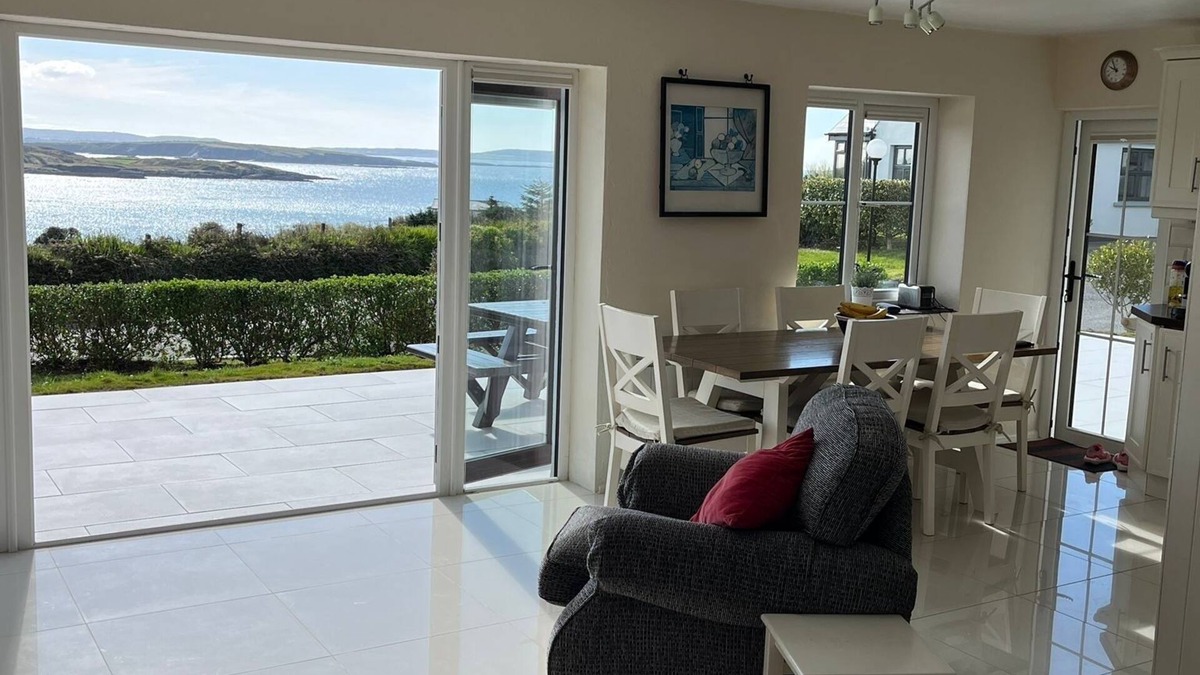 Schull House | Stunning cottage, overlooking Harbour