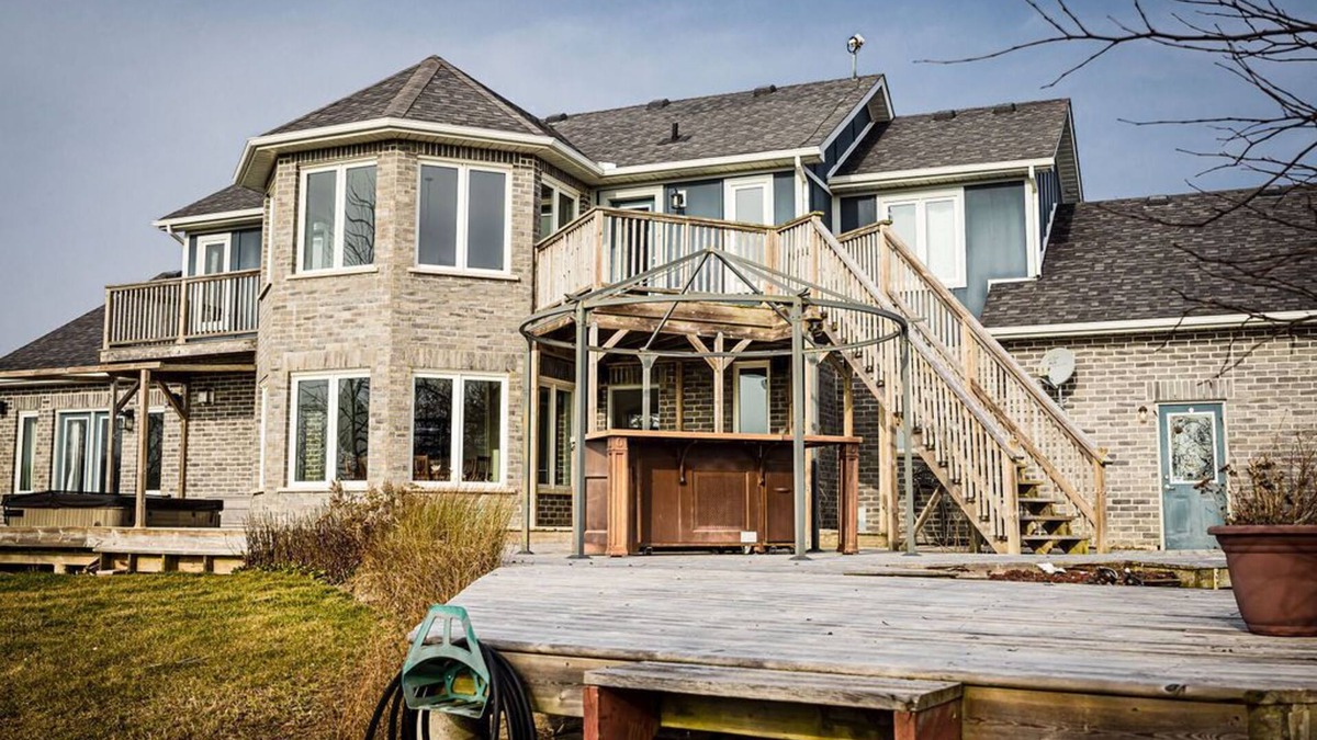 Dutton/Dunwich House | Stunning country retreat with game room and hot tub