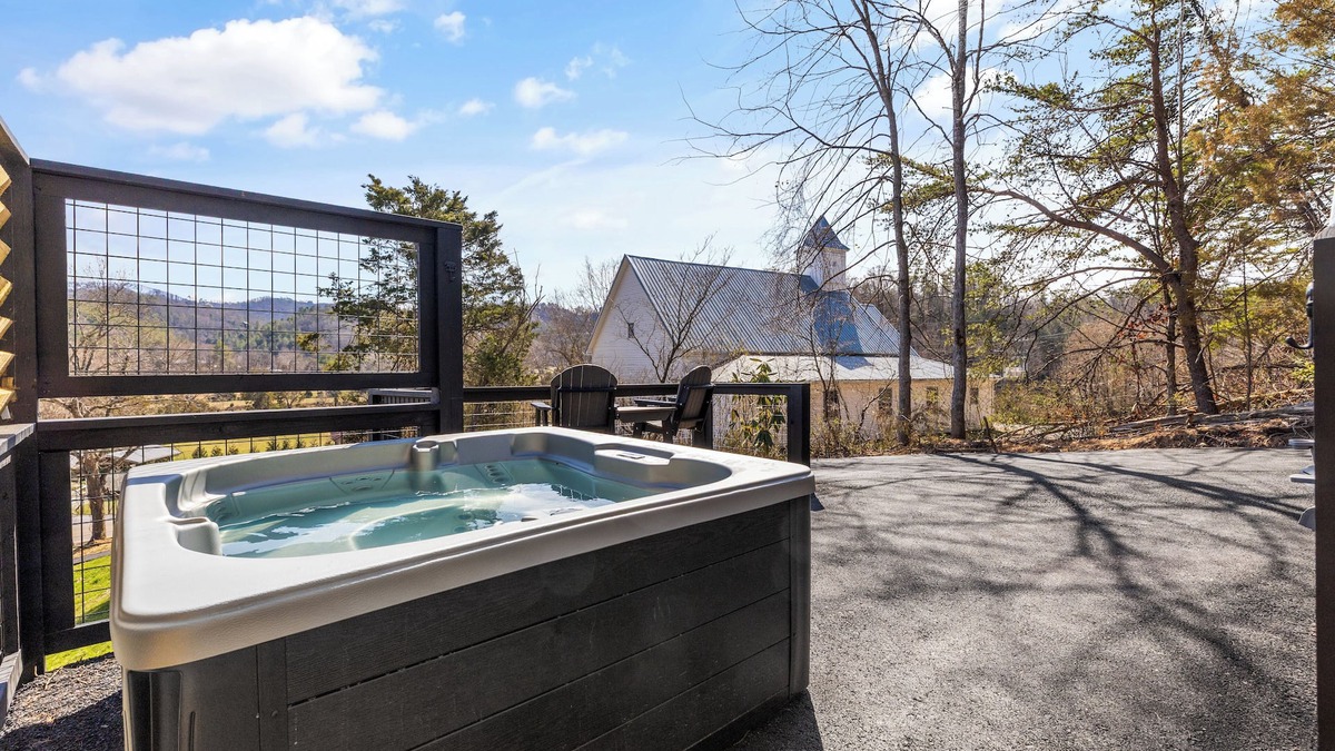 Gatlinburg - Pigeon Forge Cabin | Stunning Couples Cabin, Near Attractions, Mtn Views, Hot Tub – Book Your Escape!